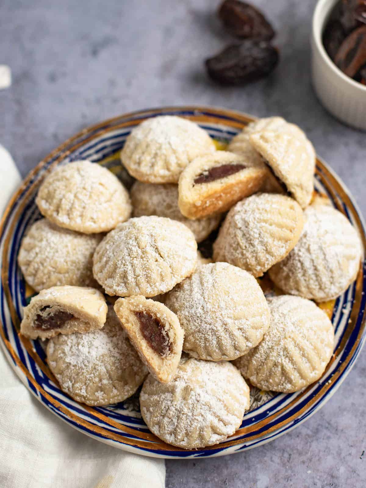 طريقة عمل معمول التمر